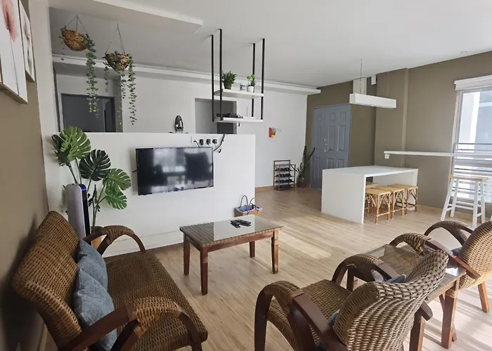 Emerald Avenue Cozy 3R3B Apartment 822