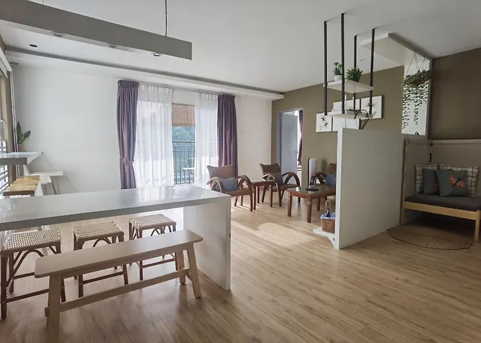 Emerald Avenue Cozy 3R3B Apartment 822